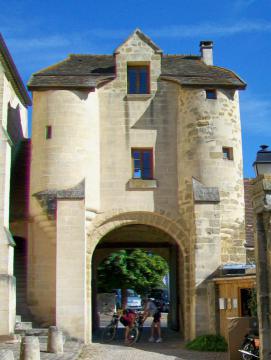 Porte fortifiée de l'ancien prieuré, au nord de l'église Saint-Christophe.