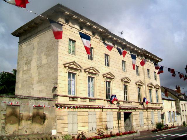 La mairie de Magny-en-Vexin, dans l'ancien hôtel Saussay ou de Crosne, 20 rue de Crosne.