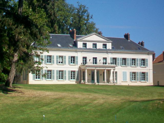 Le château des Carneaux, manoir construit en 1846 ; associé à une grande ferme du même nom.