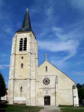 L'église Saint-Pierre-et-Saint-Paul des XVIe et XVIIe siècles ; façade ouest.