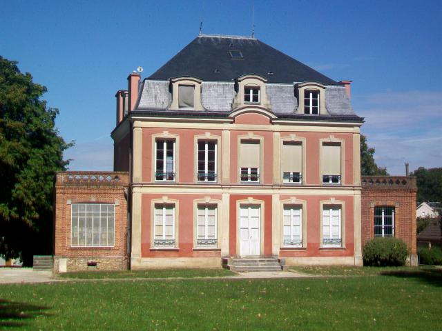 Le château de la Motte - ancienne demeure de François Mauriac, mairie, bibliothèque municipale et poste depuis 1984 ; façade sud sur le…