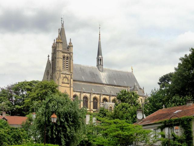 Collégiale Saint-Martin, vue depuis l'avenue du Lac au sud-ouest.