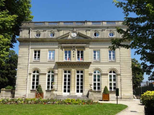 Mairie, façade ouest, vers le parc.