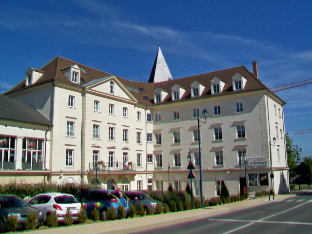 Le nouvel hôtel de ville, façades sud et ouest sur l'avenue Gandhi.
