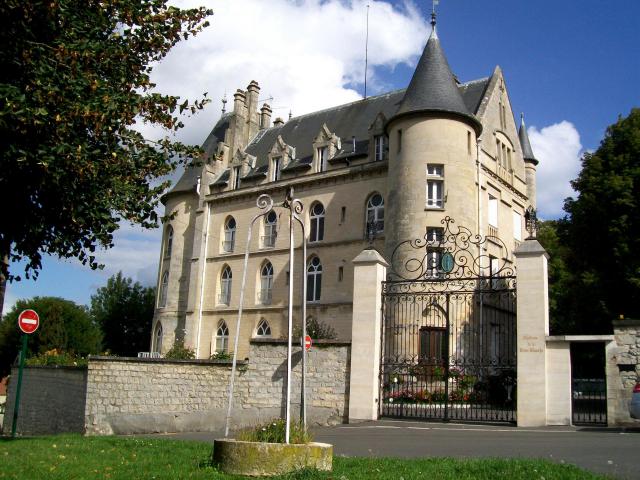 Le château actuel ne date que du milieu du XIXe siècle, mais il a remplacé un château-fort médiéval dont les premières traces remontent au…