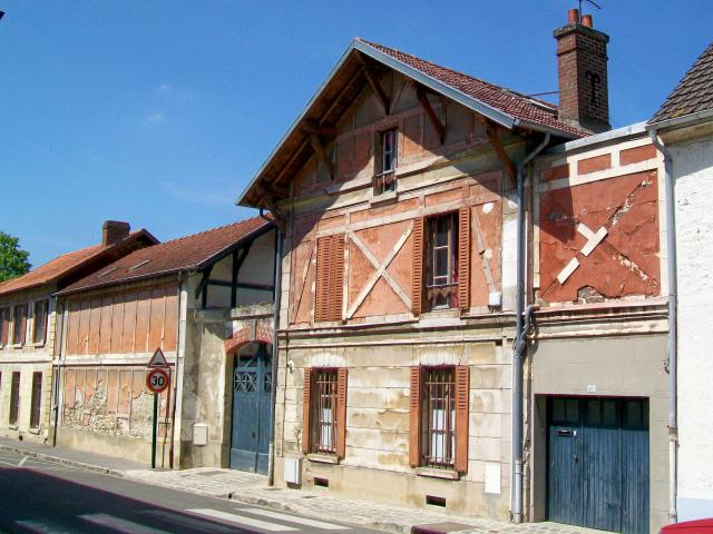 Les communs du « Clos des Fées », et le portail donnant accès au domaine, sur la Grande-Rue d'Asnières.
