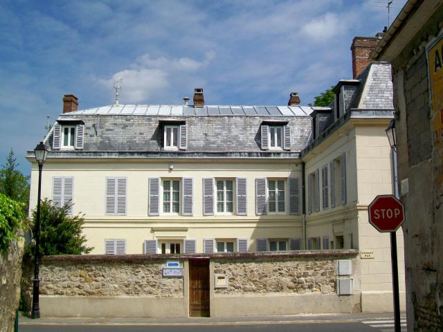 Logis ayant appartenu au domaine du « Clos des Fées », sur la Grande-Rue d'Asnières. Le manoir proprement dit se situe derrière, au nord…