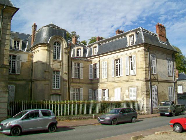 Château de Courcelles, façade nord sur la rue de Courcelles.