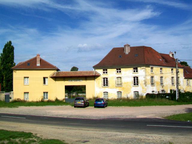 La ferme de la Cave au carrefour de la Libération : ancien relais de poste du XVIIIe siècle, décrit par Honoré de Balzac dans son roman Un…