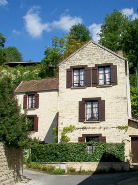 La maison immortalisée par Cézanne comme la « maison du Pendu », en haut de la rue du Four, au hameau de Chaponval. En réalité, personne…