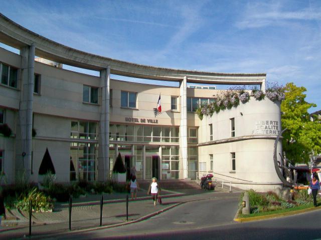 L'Hôtel de ville de Goussainville, place de la Charmeuse.