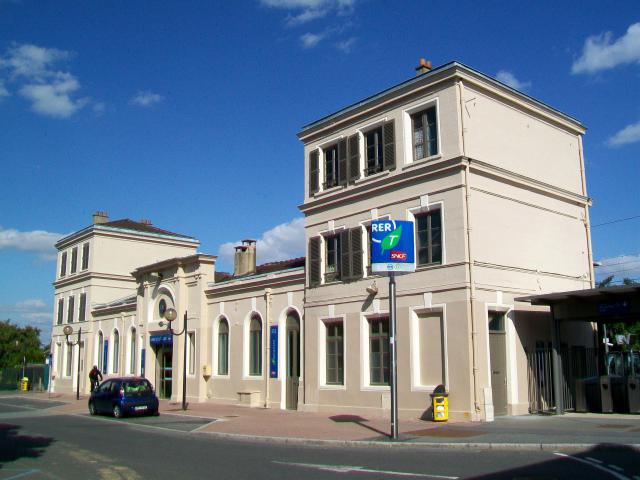 La façade du bâtiment voyageurs sur la cour, après la rénovation de 2009.