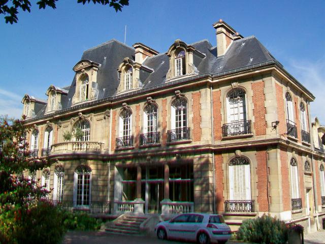 Hôtel de ville, 64 rue de Paris ; façade sud sur le parc.