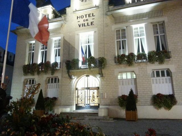La Mairie, vue de nuit.