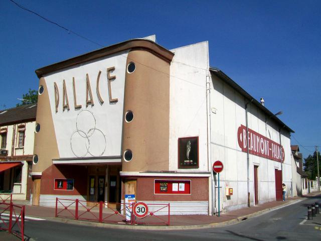 Le cinéma Beaumont-Palace, rue de Paris, à l'angle avec la rue Henri-Pasdeloup.