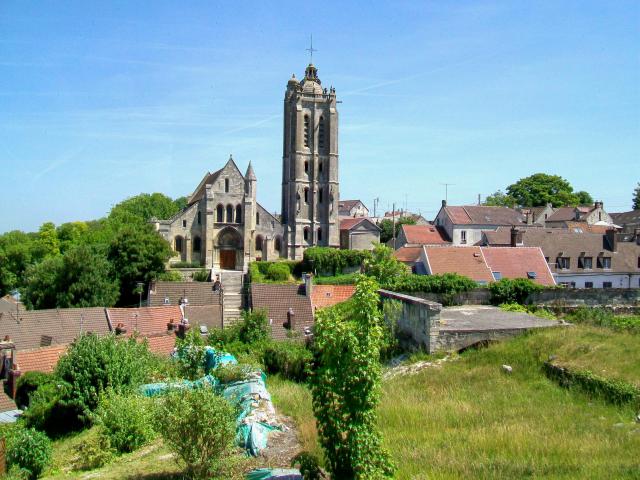 L'église Saint-Laurent de Beaumont-sur-Oise ; au premier plan, des vestiges du château.