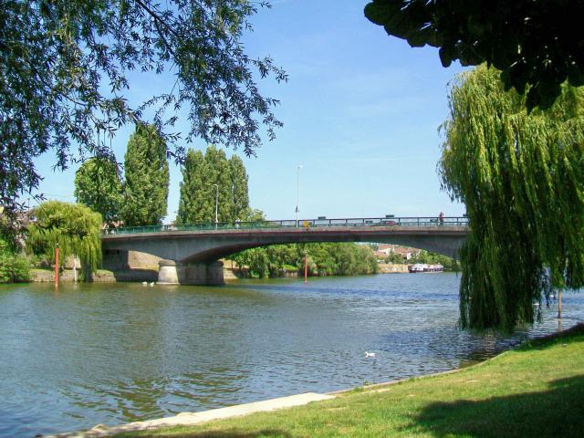 Le pont sur l'Oise entre Beaumont-sur-Oise et Persan.