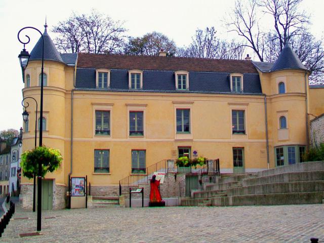 Le manoir des Tourelles, au centre-ville d'Écouen, avec l'office de tourisme et des expositions permanentes.