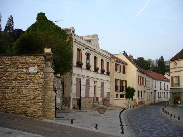 Rue Auguste-Rey à Saint-Prix (Val-d'Oise), France