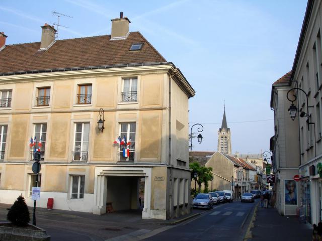 La maison consulaire et la rue du Général-Leclerc à Saint-Leu-la-Forêt (Val-d'Oise), France