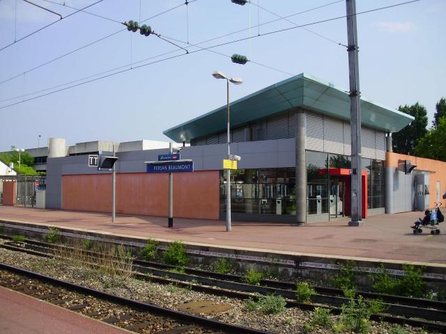 Gare de Persan - Beaumont, à Persan, Val-d'Oise, France : bâtiment voyageurs vu depuis l'un des quais