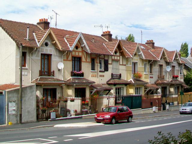 Alignement de maisons du début du XXe siècle, rue du Docteur Touati, face à l'Oise.