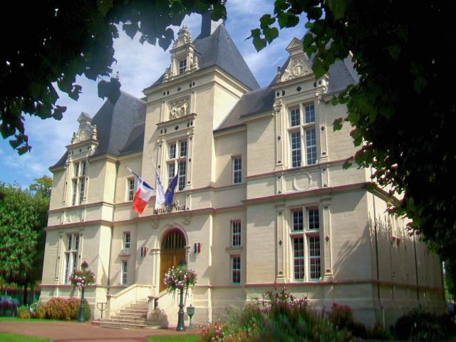L'hôtel de Ville, façade principale ouest.