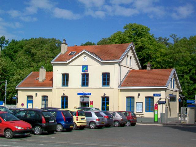 Le bâtiment voyageurs après sa rénovation en 2010 à l'occasion de l'arrivée du Francilien (Z 50000), portant notamment sur l'accès sans…