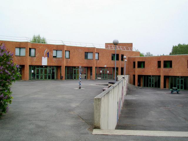 Le lycée Gérard de Nerval, place de l'Europe. Le collège Anna de Noailles se trouve juste à côté.