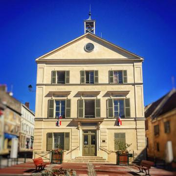Mairie de Luzarches, rénovée en 2016.