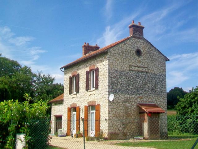 L'ancienne gare CGB d'Avernes, rue de Commény.