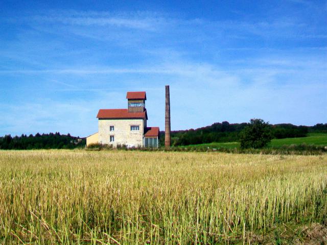 Ancienne distillerie, près de la RD 43.