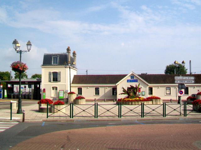 La place de la gare et le bâtiment-voyageurs.