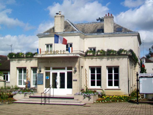 Mairie de Méry-sur-Oise, façade sud-est sur le parking.
