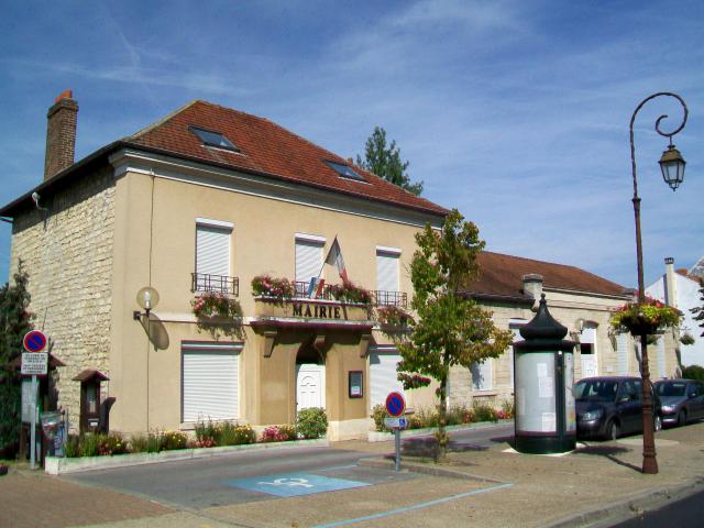 La mairie de Mériel, Grande rue, au nord du centre-ville.