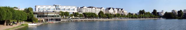 Panoramique du front du lac à Enghien-les-Bains, Val-d'Oise, France.