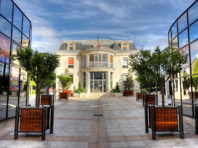 L'hôtel-de-ville d'Enghien-les-Bains, Val-d'Oise, France. Photo HDR.
