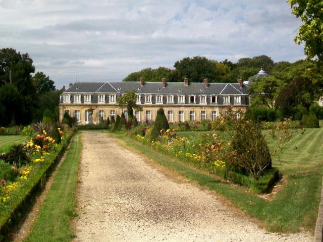 Parterres de fleurs devant le château.