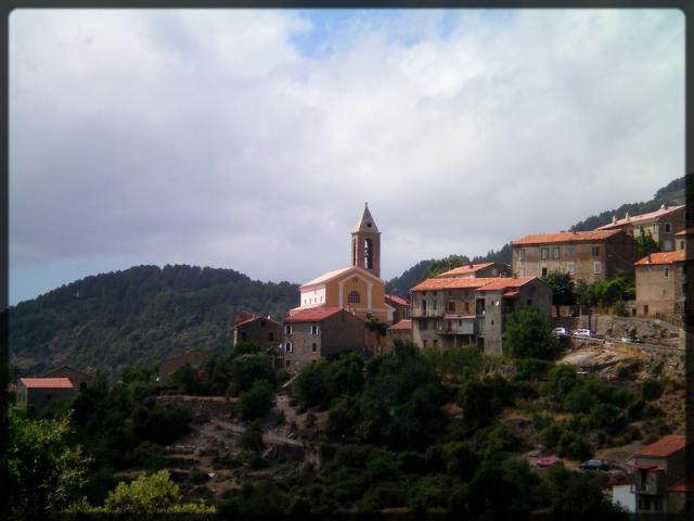 Vue sur le petit village de Cristinacce en Corse-du-Sud