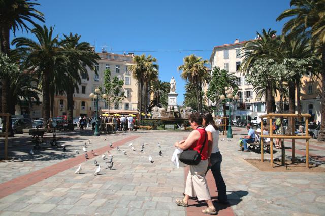 Ajaccio France, la place du Maréchal-Joffre (ou des Palmiers) et sa statue de marbre blanc de Napoléon Bonaparte Premier consul (œuvre de…