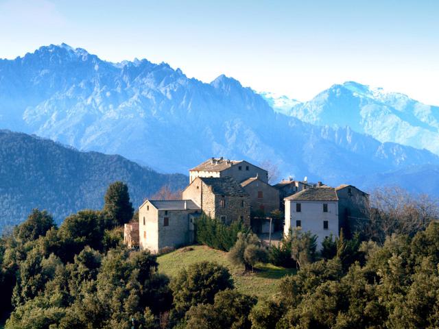 Gavignano, Castagniccia (Haute-Corse) - Le hameau de Borgo. À l'arrière-plan, les aiguilles de Popolasca avec à droite le Monte Padro.