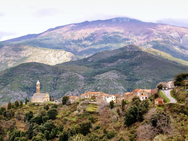 Aiti, Casaluna (Castagniccia / Corse) - Vue du village depuis la RD 239. En arrière-plan, Monte San Petrone
