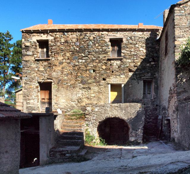 Erone, Casaluna (Haute-Corse) - Une des vieilles maisons inhabitées du petit village (10 habitants en 2014 !). Celle-ci est sauvée de la…