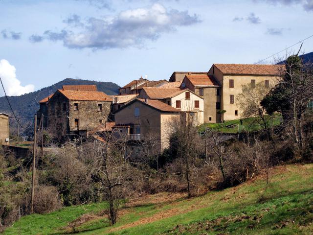 Érone, Casaluna (Corse) - Vue occidentale du village depuis la route D239 menant à Rusio