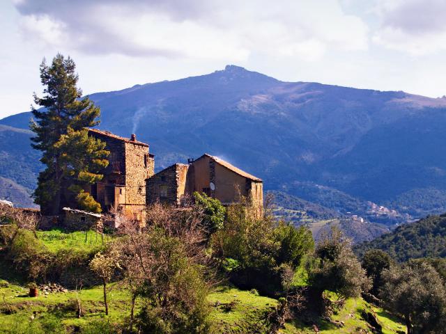 Lano, Castagniccia (Corse) - Village et Monte San Petrone (1767m). À droite, le village de San-Lorenzo