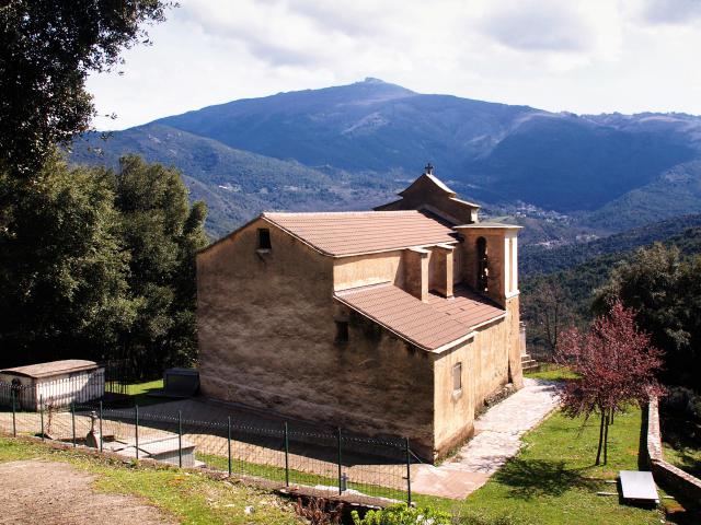 Lano (Corsica) - Église Saint-Clément. En arrière-plan, le San Pedrone