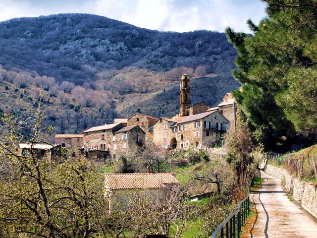 Rusio, Casaluna (Corse) - Vue du village au pied de la punta di l'Ernella (1473 m)
