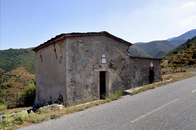 Tralonca, Centre Corse (Haute-Corse) - Chapelle rupestre Saint-Roch située à 640 m d'altitude en bordure de la route D41, à un petit col…