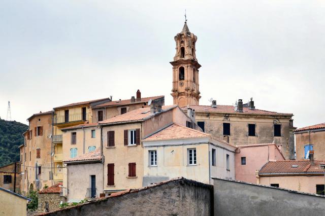 Omessa, Talcini (Corse) - Clocher à 5 étages de l'église Saint-André (Sant' Andrea) dominant les maisons alentour