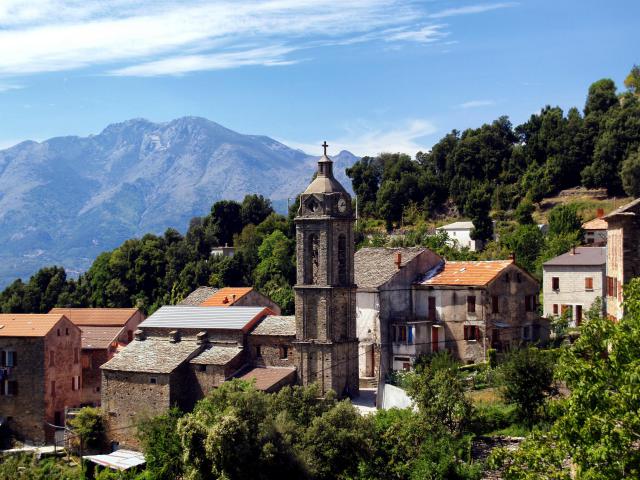 Bustanico, Bozio (Haute-Corse) - Clocher de l'église paroissiale Saint-Césaire (XVIe siècle; 1897), au centre du village de Sottano. En…